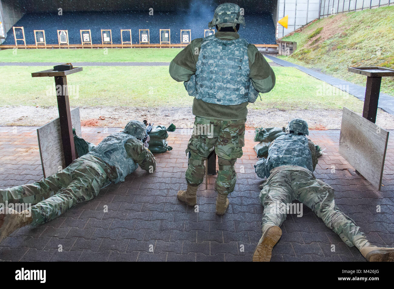 Mitglieder des 18 Military Police Brigade des 21 Theater Sustainment Command Praxis die Dreharbeiten zu dem 25 Meter Reichweite in Breitenwald Training Area in Landstuhl, Deutschland, 02. Februar 2018. (U.S. Armee Foto von visuellen Informationen Spezialist Oliver Sommer) Stockfoto