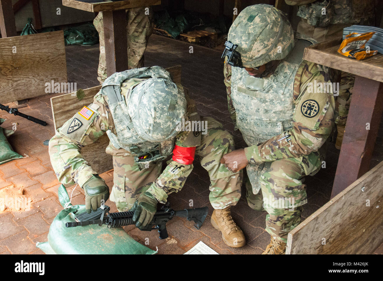 Mitglieder des 18 Military Police Brigade des 21 Theater Sustainment Command Praxis die Dreharbeiten zu dem 25 Meter Reichweite in Breitenwald Training Area in Landstuhl, Deutschland, 02. Februar 2018. (U.S. Armee Foto von visuellen Informationen Spezialist Oliver Sommer) Stockfoto