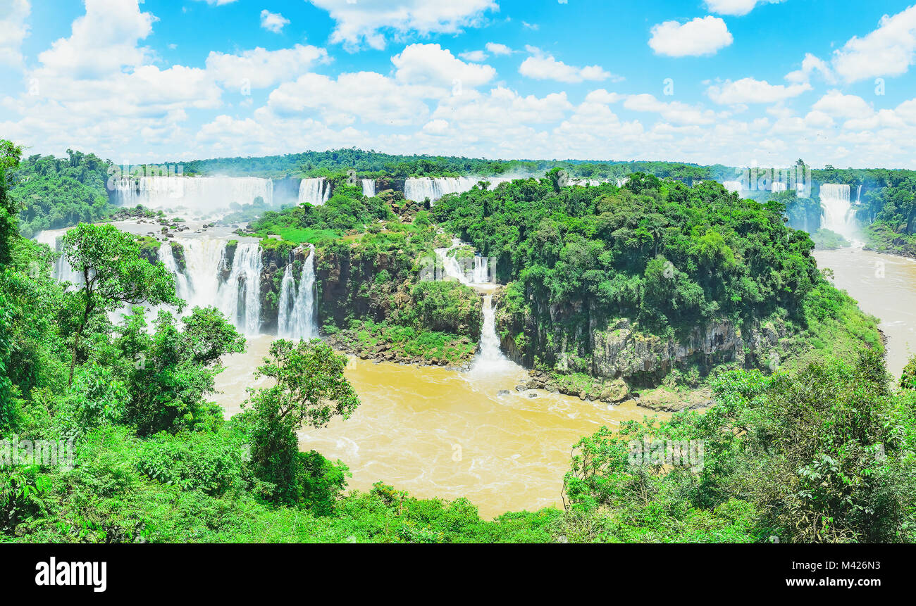 Foz do Iguacu, Brasilien - Januar 07, 2018: Panoramablick von Wasserfälle Cataratas do Iguaçu. Die brasilianische Seite der Wasserfälle. Viele große Wasserfälle Stockfoto