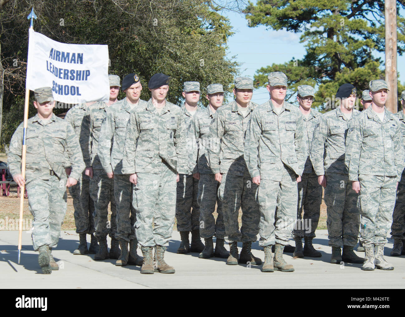 Us-Flieger zum Senior Master Sgt zugeordnet. David B. Reid Flieger Leadership School bohren Bewegungen bei Shaw Air Force Base, S.C., Feb 3, 2018 durchführen. Die Flieger montiert eine Bildung einer Flagge retreat Zeremonie durchzuführen. (U.S. Air Force Foto von Flieger 1. Klasse Benjamin Ingold) Stockfoto