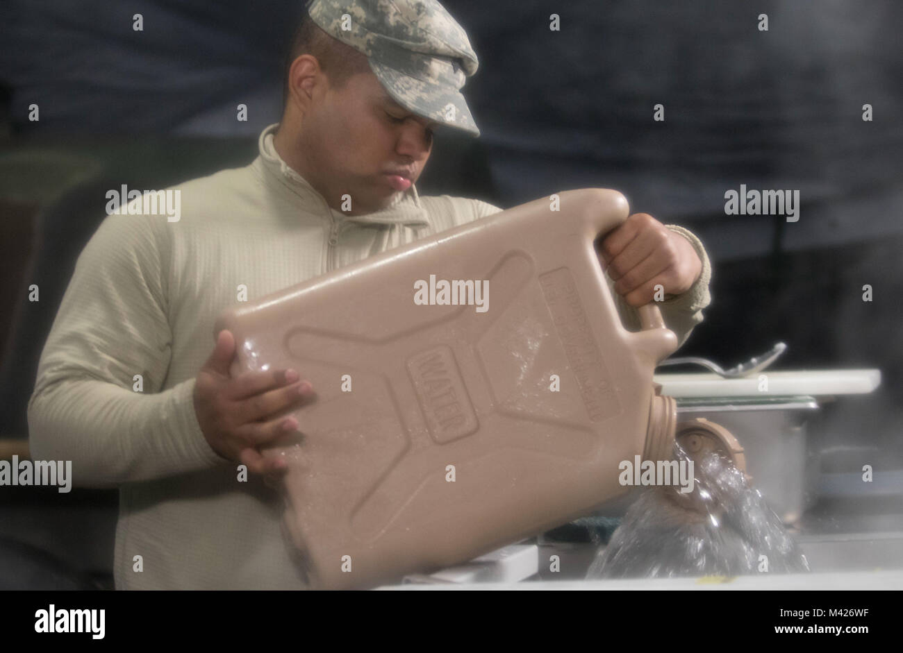 Spc. Brandon Ware, einem US-amerikanischen Armee-reservesoldat aus seiner 530 Militärpolizei Bataillon, unter der 200 MP Befehl, gießt Wasser in ein Waschbecken im Inneren ein Feld Hygiene Zentrum zelt Feb 3, 2018, in Lager Ashland, Nebraska. Ware, ein Eingeborener von Omaha, war einer von mehreren seiner 530 MP Mrd.. Soldaten, die in der Abteilung der Armee Philip A. Connelly Auszeichnungen für Exzellenz in der Armee. Ware war einer von drei Soldaten im FSC-Reinigung und Desinfektion kochen Geräte und Werkzeuge. (U.S. Armee Fotos von Sgt. 1. Klasse Carlos J. Lazo) Stockfoto