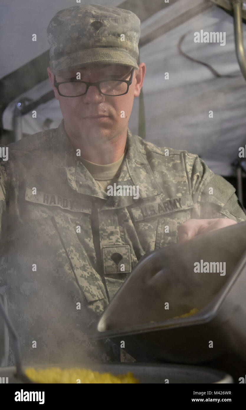 Spc. Kevin Hardy, ein Eingeborener von Griswold, Iowa und die U.S. Army Reserve Soldat aus der seiner 530 Militärpolizei Bataillon, unter der 200 MP Befehl, Orte Mais in separate Behälter innerhalb einer mobilen Küche zelt Feb 3, 2018, in Lager Ashland, Nebraska. Die seiner 530 MP Mrd.. sind eine der vier Finalisten, die die US-Armee Finden konkurrieren in der Abteilung der Armee Philip A. Connelly Auszeichnungen für Exzellenz in der Armee Food Service Wettbewerb in diesem Jahr. (U.S. Armee Fotos von Sgt. 1. Klasse Carlos J. Lazo) Stockfoto