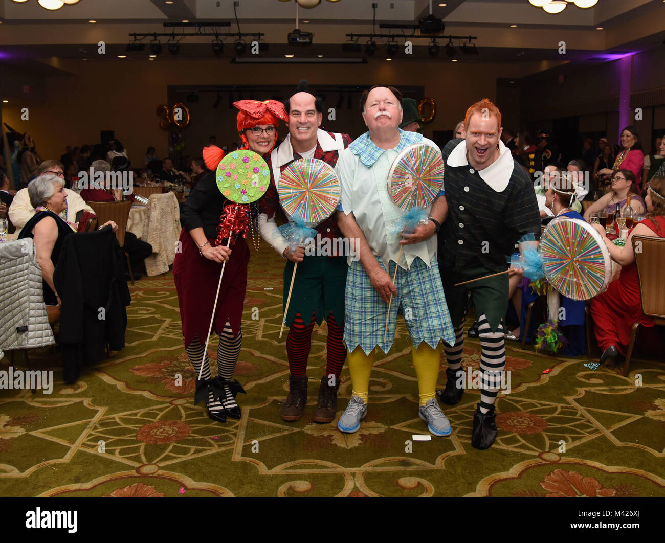 Mitglieder der 81 medizinischen Operationen Squadron porträtieren munchkins aus dem Zauberer von Oz während des 30. jährlichen Krewe von Mediziner Mardi Gras Ball an der Bay Breeze Event Center Feb 3, 2018, auf Keesler Air Force Base, Texas. Die Krewe von Mediziner Hosts eine jährliche ball Keesler Medical Center Personal einen Geschmack von der Golfküste und Gelegenheit, einen traditionellen Mardi Gras zu erleben. Das Thema der diesjährigen ball It-Be gelesen wurde. (U.S. Air Force Foto von Kemberly Groue) Stockfoto