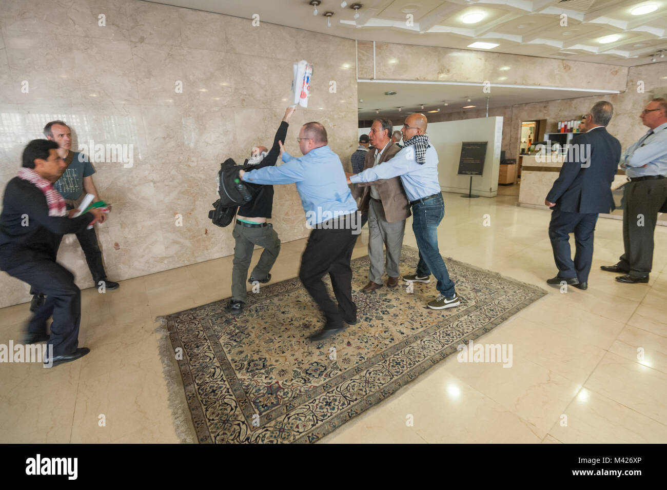 Sicherheit versucht, die Demonstranten zu stoppen, aber es waren zu viele und die meisten ihnen vorbei gehetzt, und für die Flecken und das Geheimnis GROSSBRITANNIEN - Iran business meeting im sechsten Stock. Stockfoto