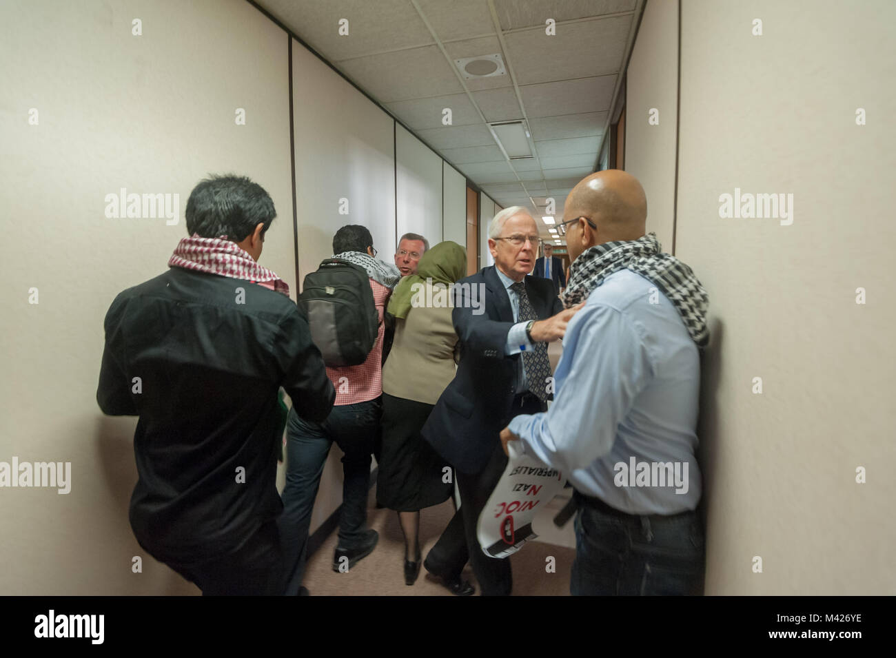 Die Demonstranten geschoben Vergangenheit ein paar Leute auf dem Flur auf der sechsten Etage NIOC, wo das Geheimnis GROSSBRITANNIEN - Iran business meeting gehalten wurde. Stockfoto