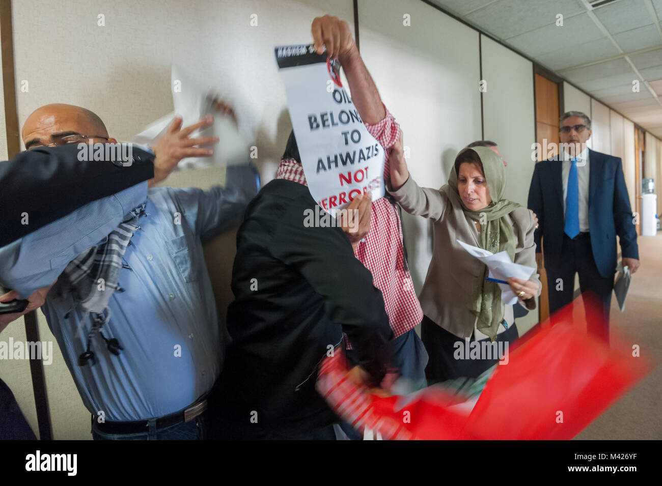Die Demonstranten geschoben Vergangenheit ein paar Leute auf dem Flur auf der sechsten Etage NIOC, wo das Geheimnis GROSSBRITANNIEN - Iran business meeting gehalten wurde. Stockfoto