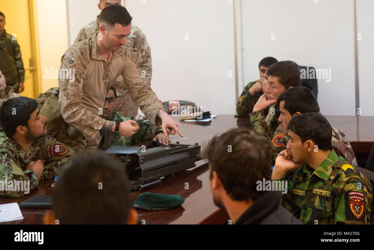 Ein Marine advisor mit Task Force Südwesten weist spezifische Teile der Mk-19 Granatwerfer an Soldaten des 3 Kandak, 2 Mobile Strike Force Brigade während einer während eines Train-the-trainer-Kurs über montiert schwere Maschinengewehre und Operationen von Marine Advisors mit Task Force Südwesten im Camp Shorabak, Afghanistan, Feb 3, 2018 lehrte. Die Kategorie umfasst die schwere Maschinengewehre, Revolver, elektronische Gegenmaßnahmen, und GPS-Betrieb wird mit einem Live-fire Übung kulminieren. Alle Soldaten Hand ausgewählt von Maj. Hassan Zai, kommandierender Offizier der 3 Kandak, 2 Mobile Strike F Stockfoto
