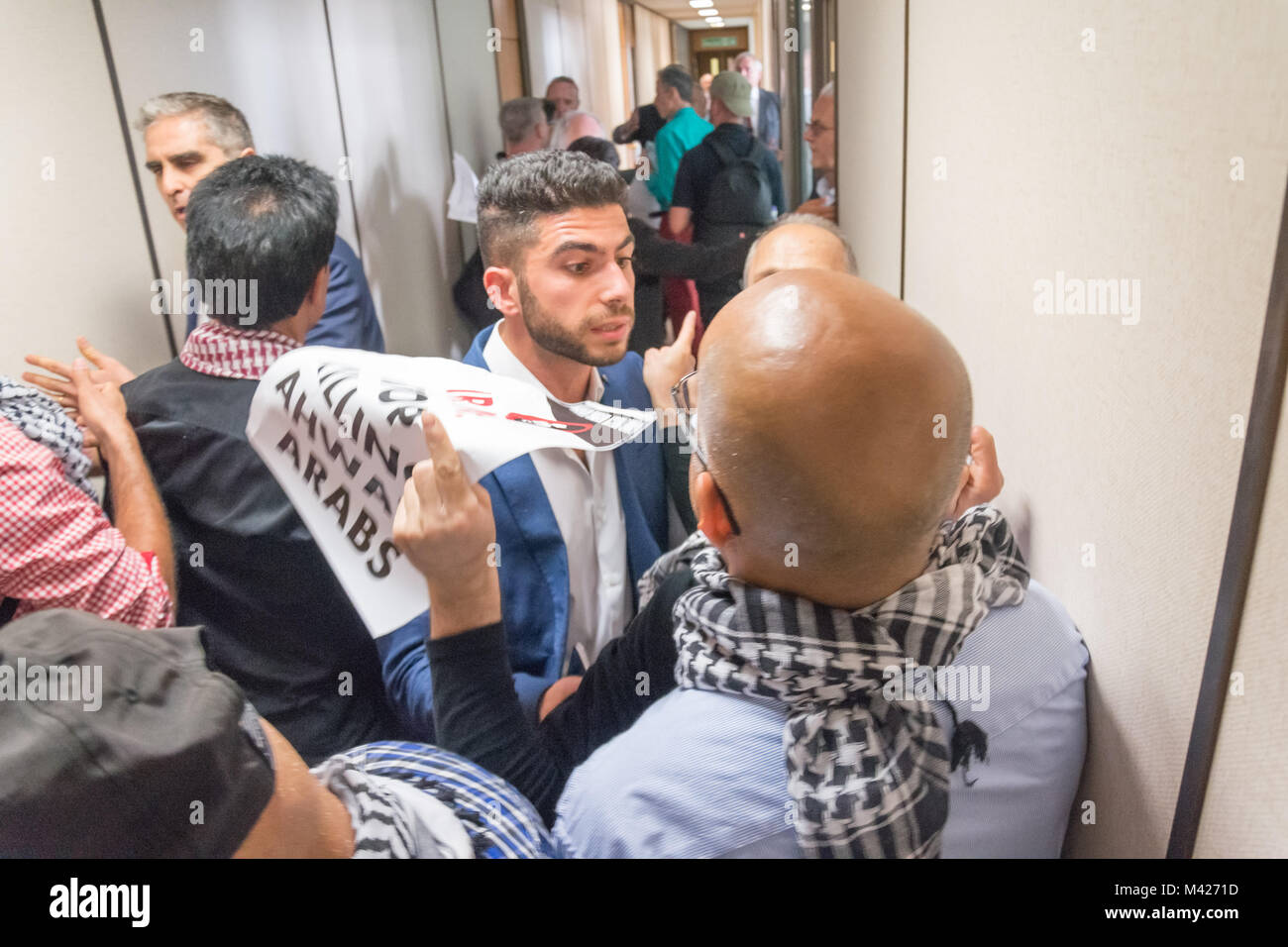Einen iranischen Mann argumentiert wütend mit Ahwazi Demonstranten im Korridor vor das Geheimnis GROSSBRITANNIEN - Iran business meeting am British-Iranian Handelskammer in NIOC. Stockfoto