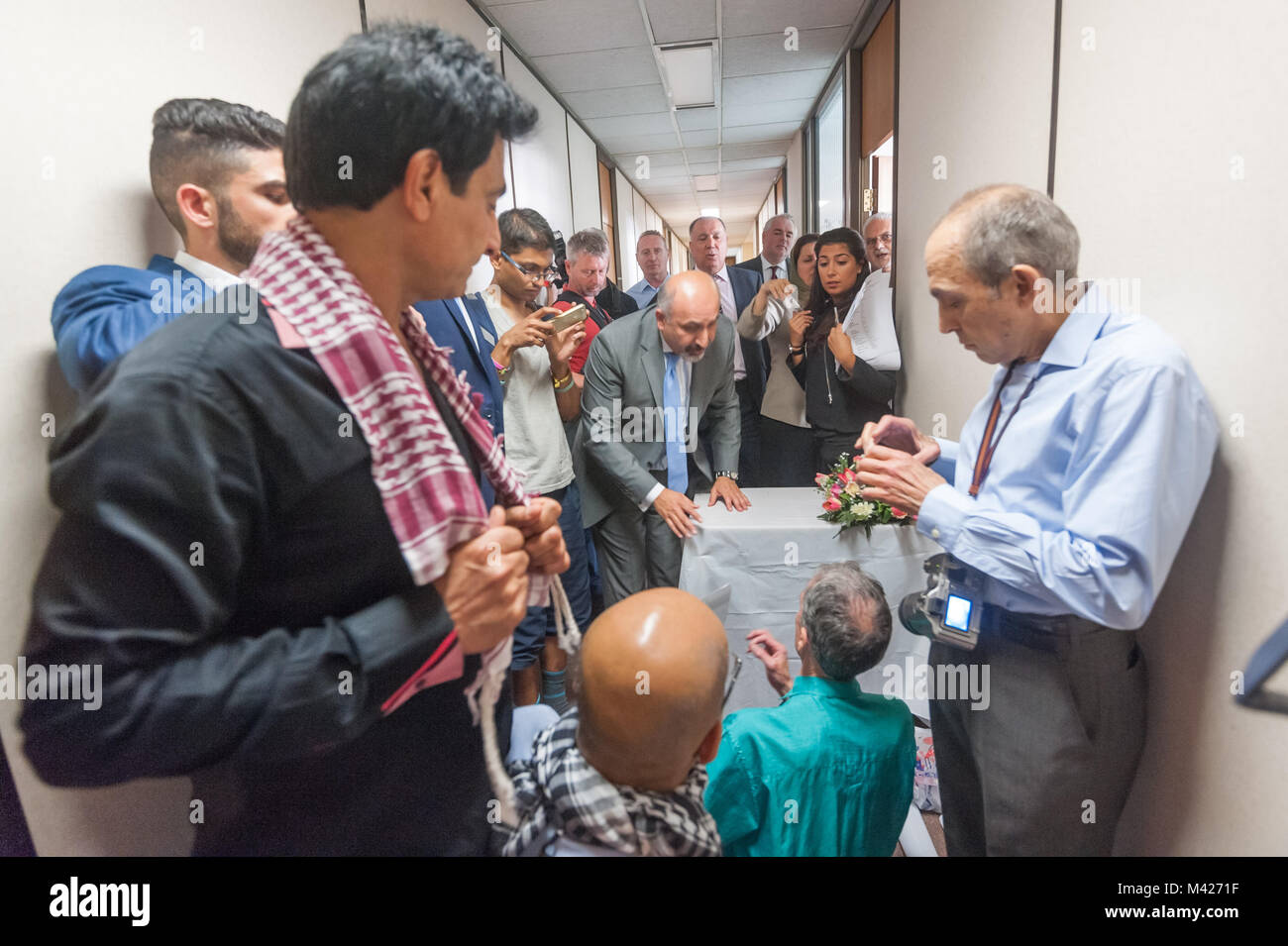Peter Tatchell (in grün Shirt) sitzen auf dem Boden argumentiert mit einem Mann von der geheimen UK-Iran business meeting in NIOC im Korridor vor der Sitzung. Stockfoto