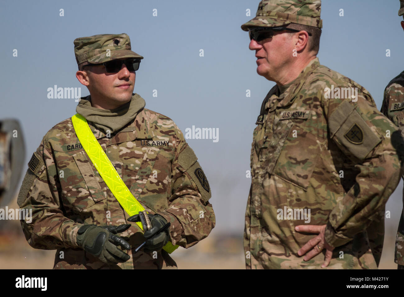 Spezialist Carlos Caro, ein Transport Management Coordinator, 625 Bewegung steuern, erklärt Umladestellen Operationen Generalmajor Mark Palzer, Kommandierender General, 79th Sustainment unterstützt den Befehl, an der Kreuzung auf dem Khabari Kuwait-Iraq Grenze, Feb 4, 2018, während der Gemeinsamen monatlichen Zugang für Reserve Komponente (JMARC), vierteljährlich eine Chance für Führungskräfte aus der U.S. Army National Guard und Finden mit eingesetzten Soldaten zu besuchen. Die JMARC bot die Möglichkeit zu finden, die den Einsatz der Mission auf zukünftige Einheiten vorbereitet werden, durch richtige Manning sicher zu verstehen, e Stockfoto