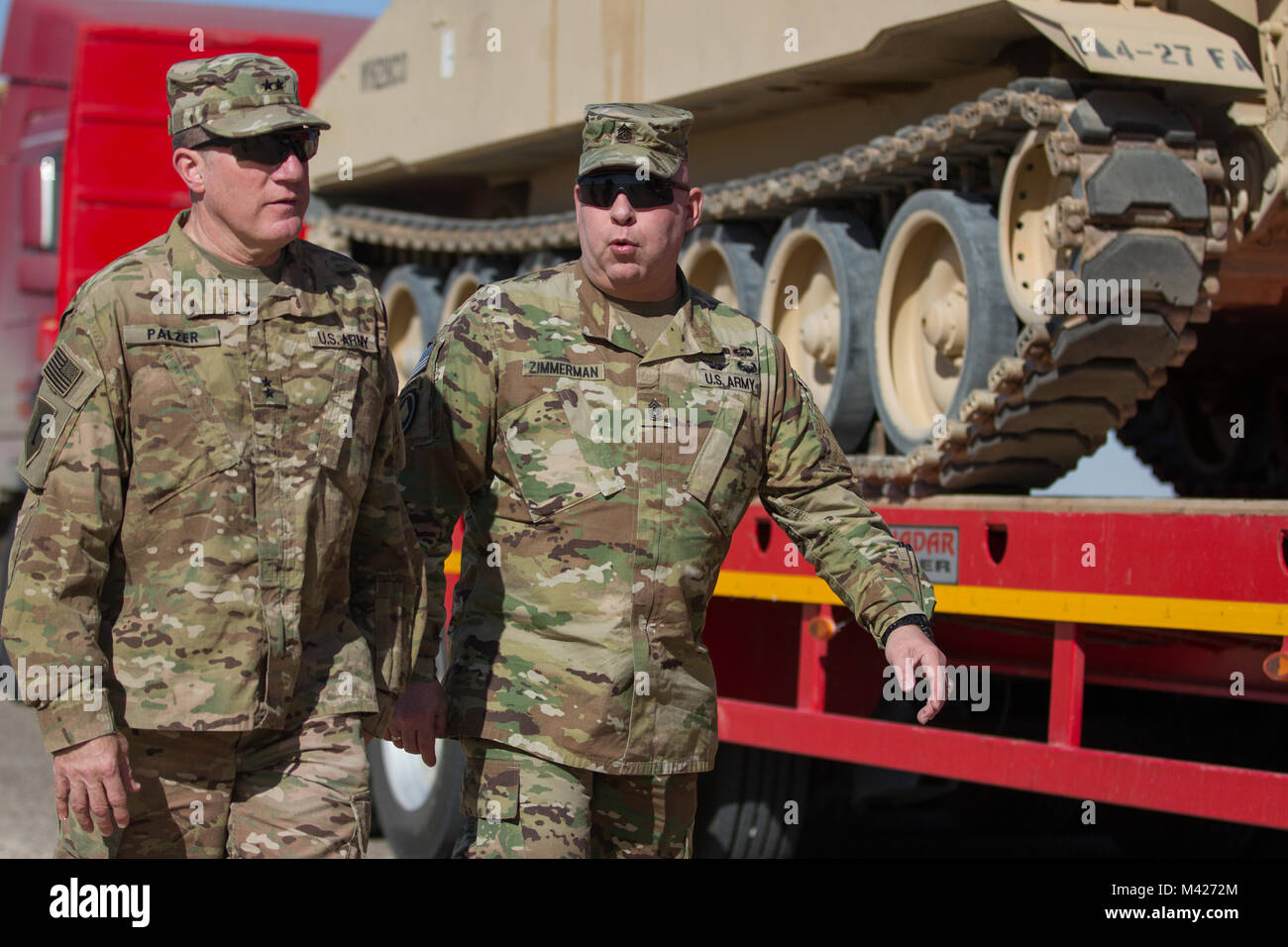Generalmajor Mark Palzer, Kommandierender General, 79th Sustainment unterstützt den Befehl, und 79th SSC Command Sgt. Maj. John K. Zimmerman, umladestellen Operations bei Khabari Kreuzung auf der Kuwait-Iraq Grenze, Feb 4, 2018, während der Gemeinsamen monatlichen Zugang für Reserve Komponente (JMARC), vierteljährlich eine Chance für Führungskräfte aus der U.S. Army National Guard und Finden mit eingesetzten Soldaten zu besuchen. Die JMARC bot die Möglichkeit zu finden, die den Einsatz der Mission auf zukünftige Einheiten vorbereitet werden, durch richtige Manning sicher zu verstehen, Ausrüstung und Ausbildung, für ihre Missionen in Th Stockfoto