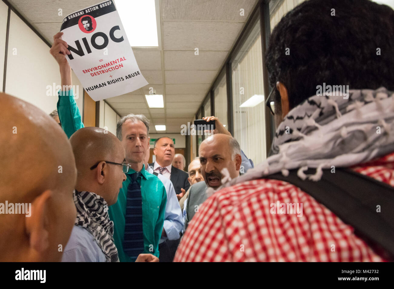 Peter Tatchell hält eine Hashem Shabani Action Group Poster als Argument weiterhin im Gang außerhalb der das Geheimnis DE - Iran business meeting an nioc. Stockfoto