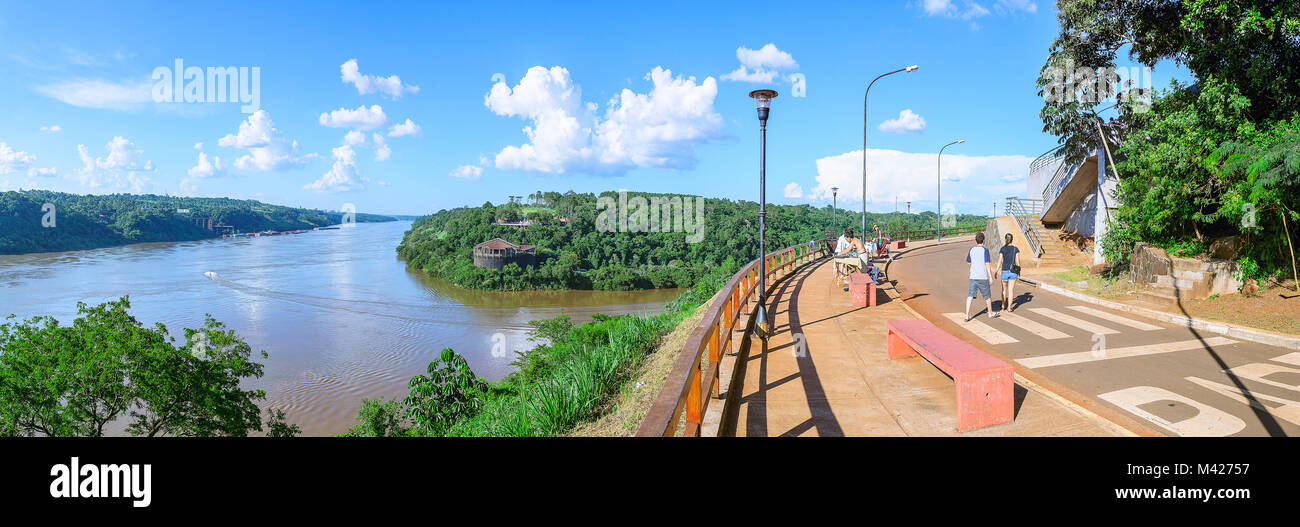 Puerto Iguazu, Argentinien - Januar 07, 2018: Wo Iguacu Fluss und Parana Fluss treffen. Auf der anderen Seite des Flusses, die espaco das Americas, einem alten Amphitheater Stockfoto
