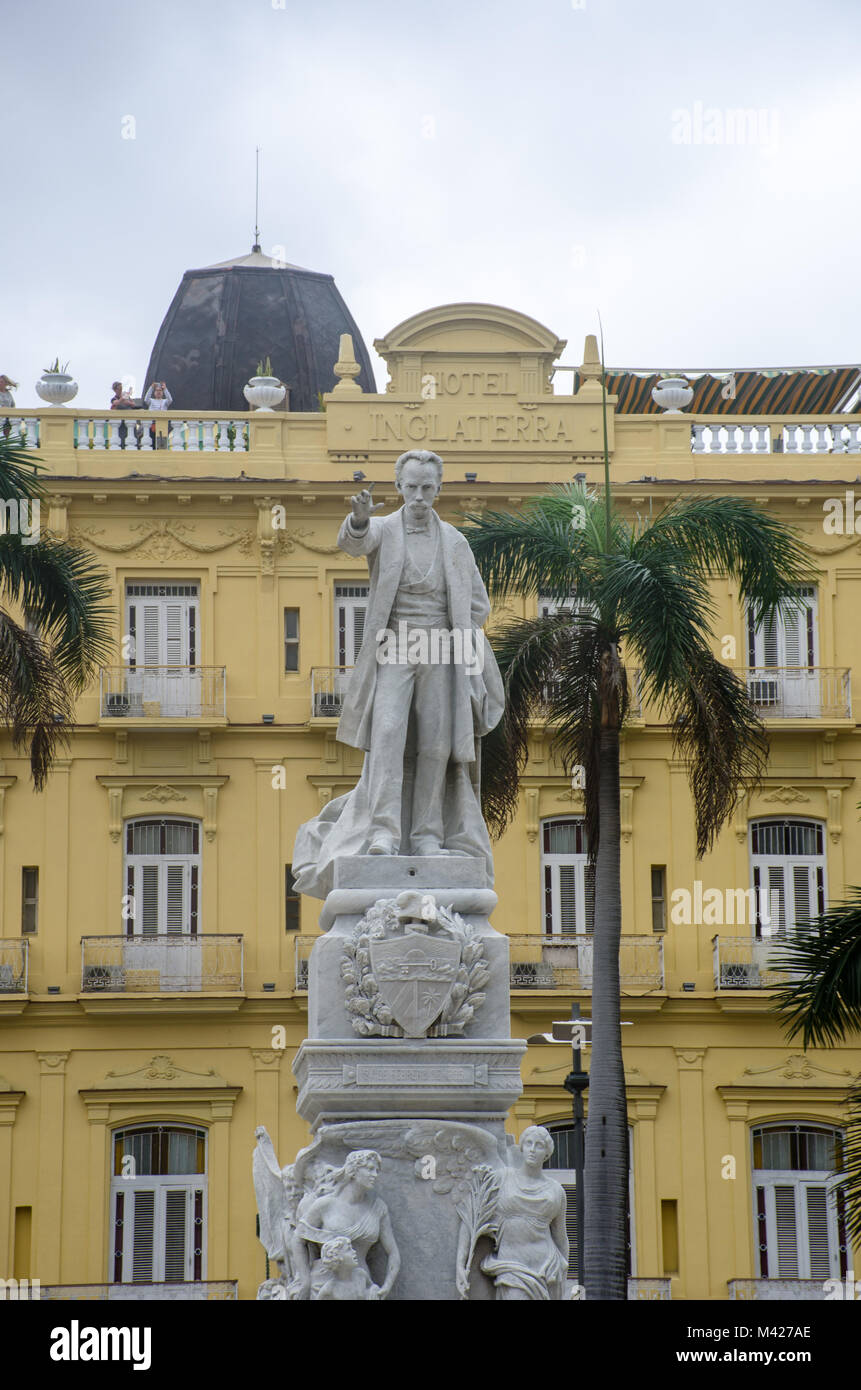 Havanna Kuba - 26. Januar 2018: Die Statue von Jose Marti im Parque Central mit Hotel Inglaterra Havanna im Hintergrund Stockfoto