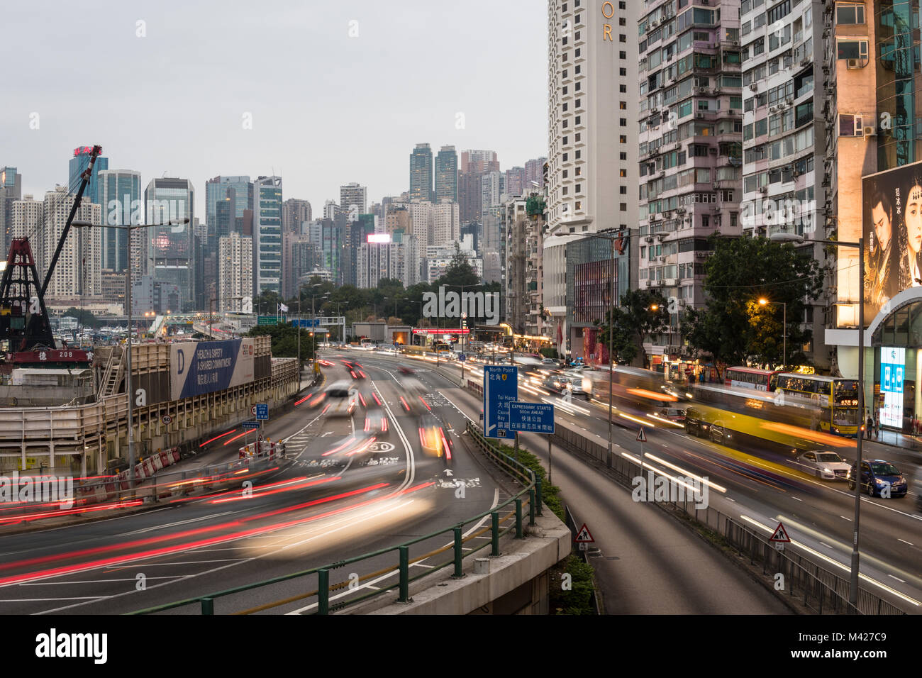 Hongkong - 2. Februar 2018: die Autos und Busse rush entlang der Straße zwischen Causeway Bay und North Point von der Waterfront in Hong Kong Island in der selbst Stockfoto