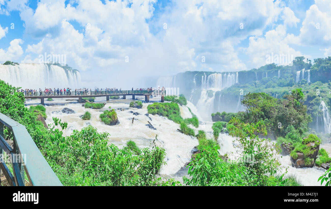 Foz do Iguacu, Brasilien - Januar 07, 2018: Touristen auf der Fußgängerbrücke am Cataratas do Iguaçu. Die Fußgängerbrücke über die iguacu Fluss Gewässer n Stockfoto