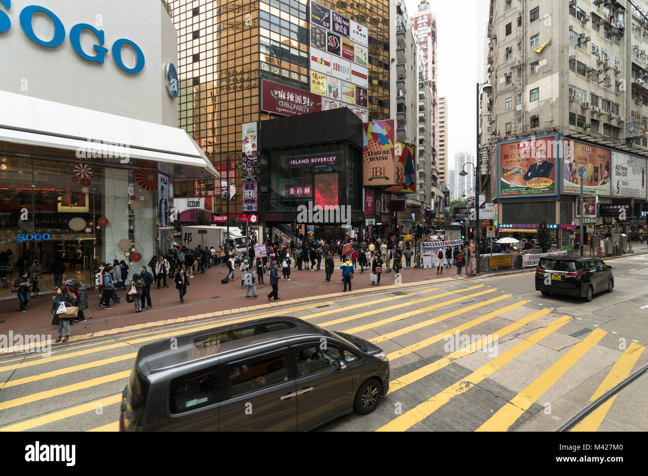 Hongkong - 2. Februar 2018: die Autos fahren in der gedrängten Straße des Einkaufsviertel Causeway Bay auf Hong Kong Island Stockfoto