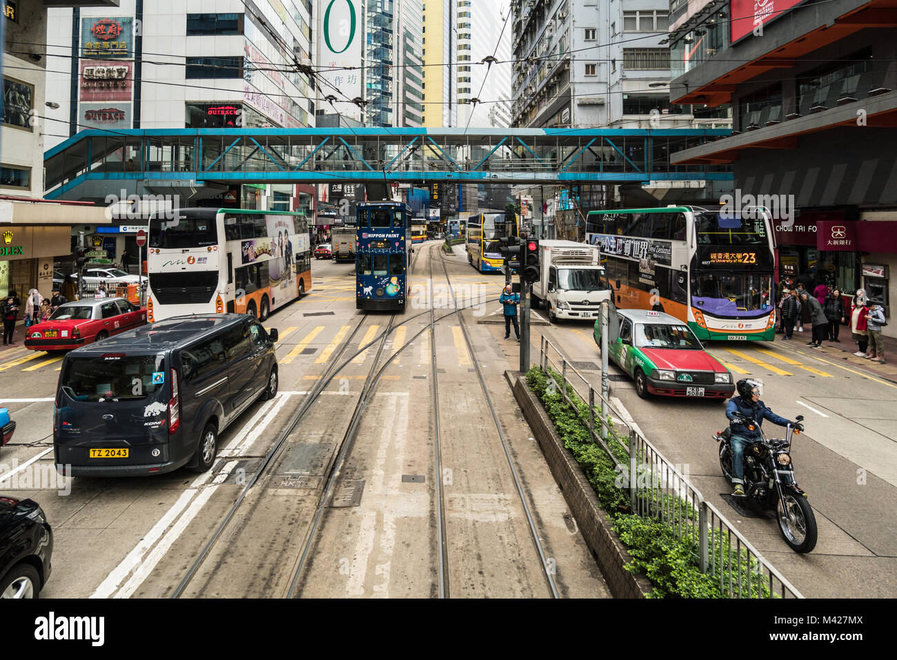 Hongkong - 2. Februar 2018: Verkehr mit der traditionellen Straßenbahn Autos fahren in der gedrängten Straße des Einkaufsviertel Causeway Bay in Hongkong Isla Stockfoto