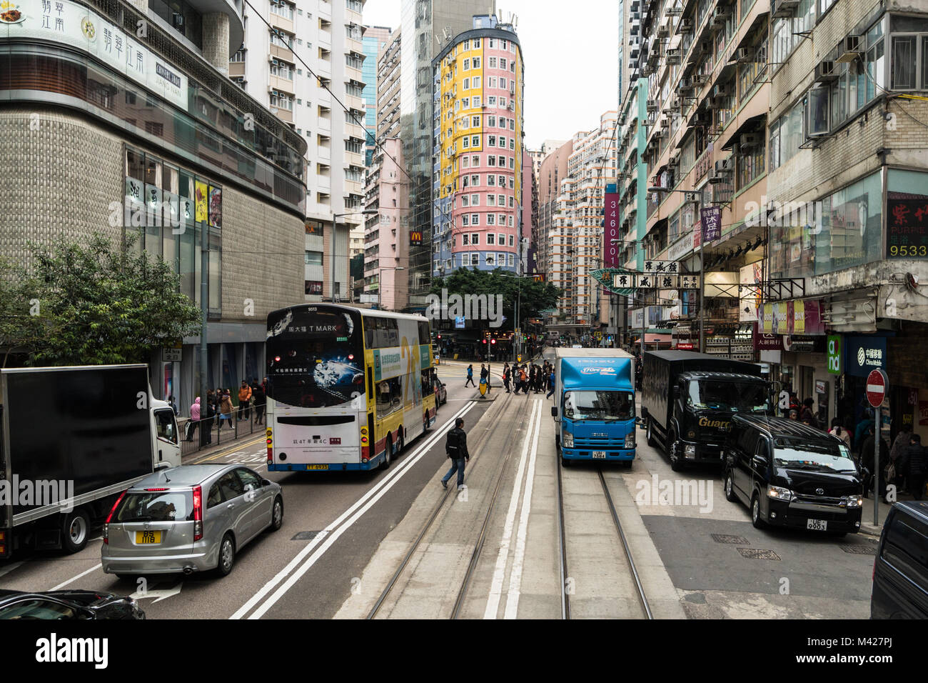 Hongkong - 2. Februar 2018: die Autos und ein Bus fahren in der gedrängten Straße der Wanchai Bezirk auf Hong Kong Island Stockfoto