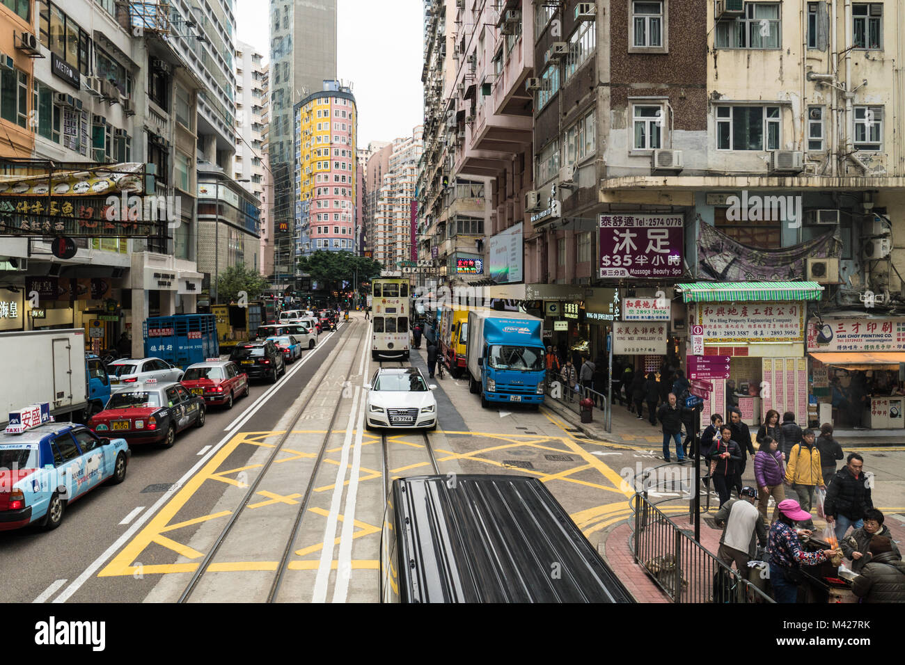 Hongkong - 2. Februar 2018: Verkehrs- und Straßenbahn fahren in der gedrängten Straße der Wanchai Bezirk auf Hong Kong Island Stockfoto