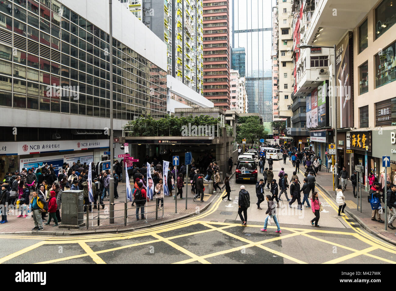 Hongkong - 2. Februar 2018: die Menschen der belebten Straße Kreuz vor der MRT-Station in Wanchai Hong Kong Island, China SAR Stockfoto