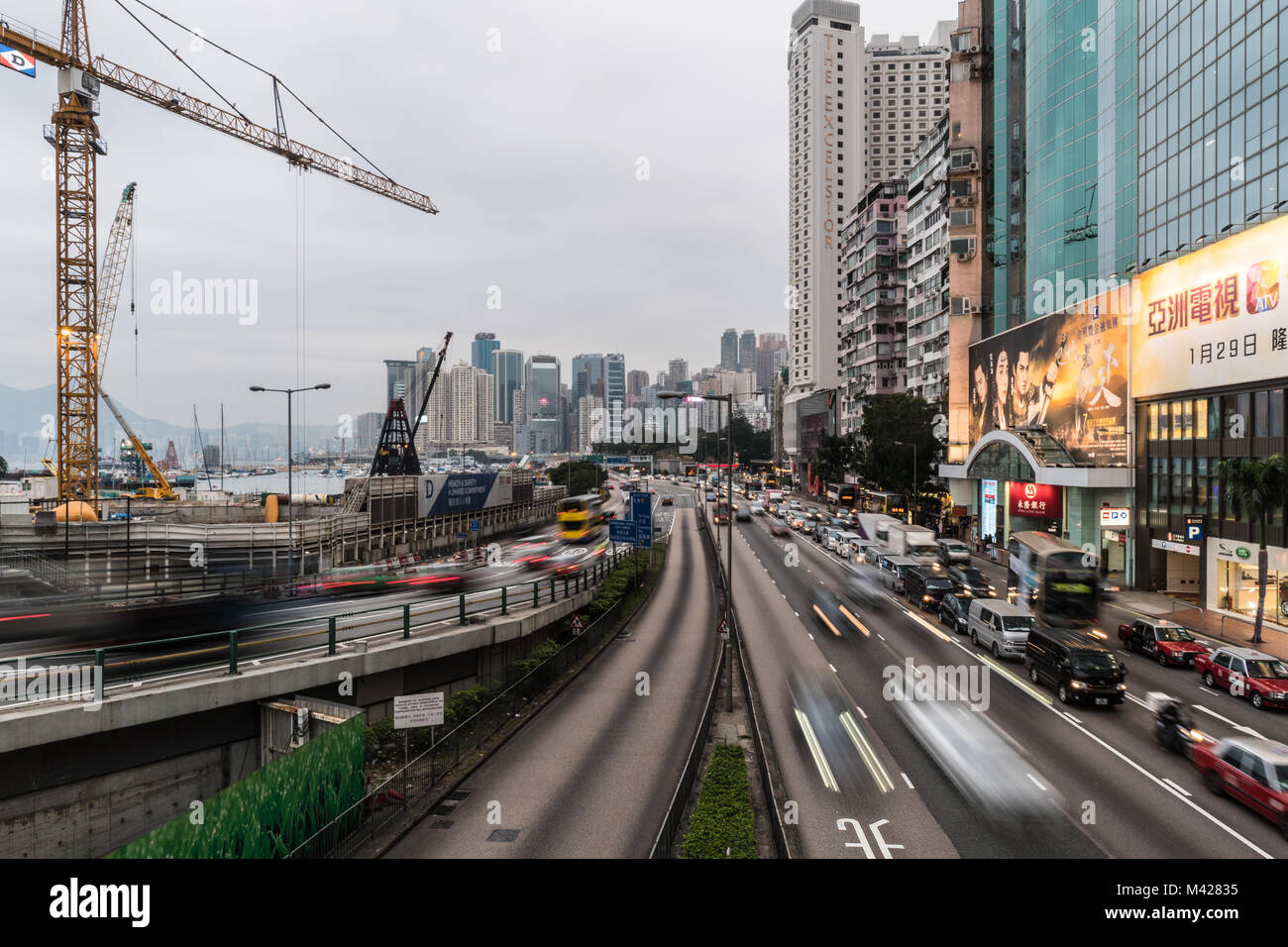 Hongkong - 2. Februar 2018: die Autos und Busse rush entlang der Straße zwischen Causeway Bay und North Point von der Waterfront in Hong Kong Island in der selbst Stockfoto