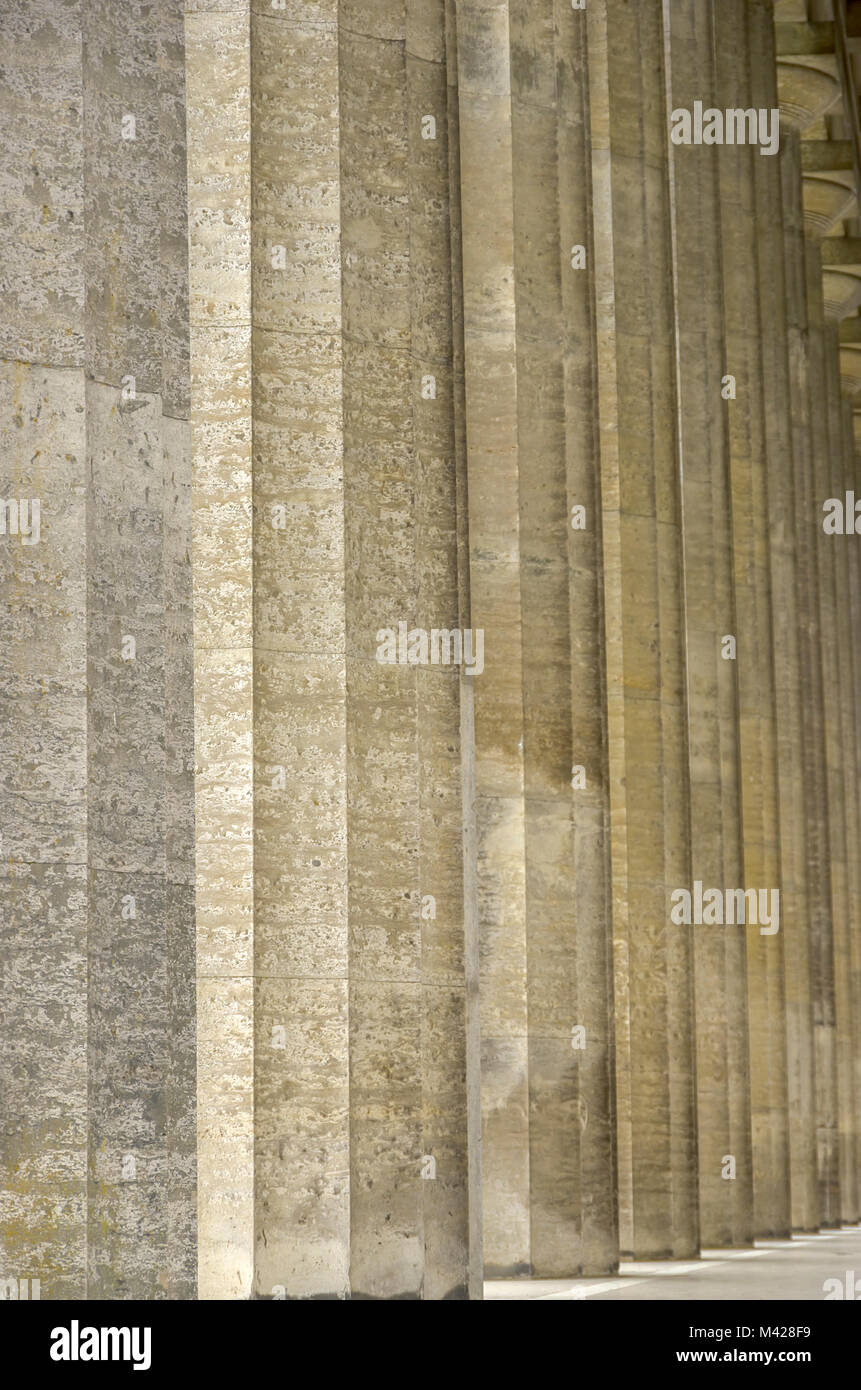 Kolonnaden entlang der Ruhmeshalle Walhalla in Donaustauf in der Nähe von Regensburg, Bayern, Deutschland. Stockfoto