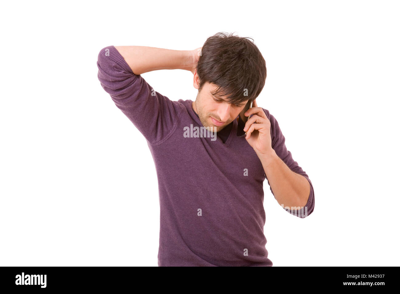 Legerer Mann am Telefon besorgt, isoliert Stockfoto