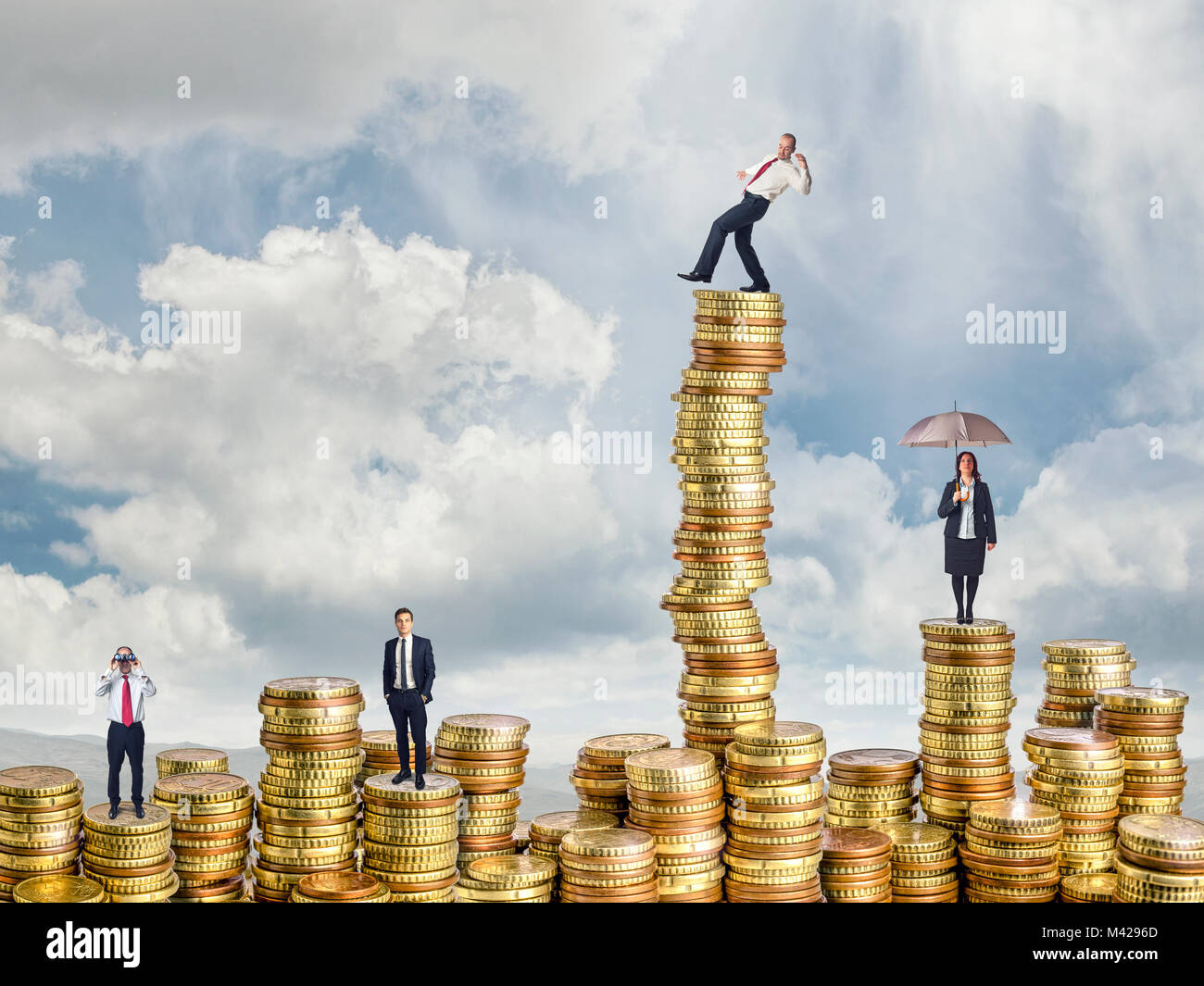 Verschiedene Geschäftsleute auf goldenen Euro Münze Stockfoto