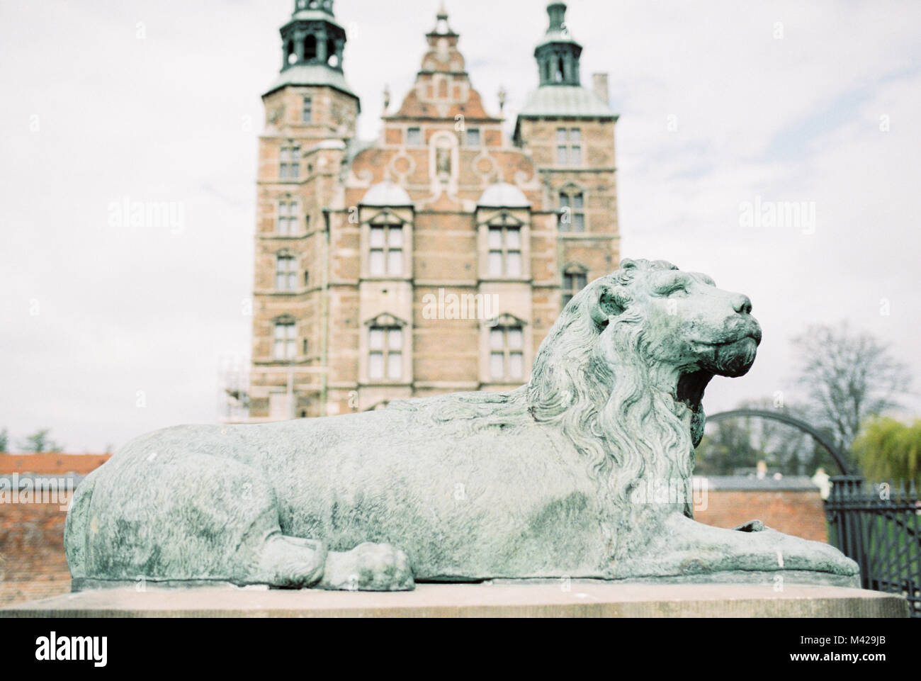 Eine der Lion Statuen um die rosenburg Schloss in Kopenhagen. Schuß an einem bewölkten Tag. Stockfoto