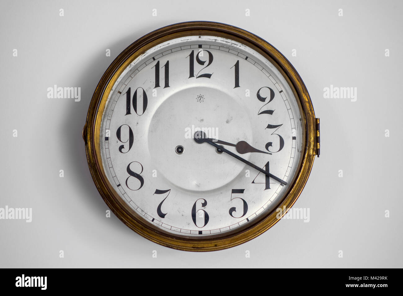 Jahrgang Rundschreiben Wanduhr aus dem frühen zwanzigsten Jahrhundert von Junghans Uhren GmbH, Deutsche Uhren- Hersteller Stockfoto