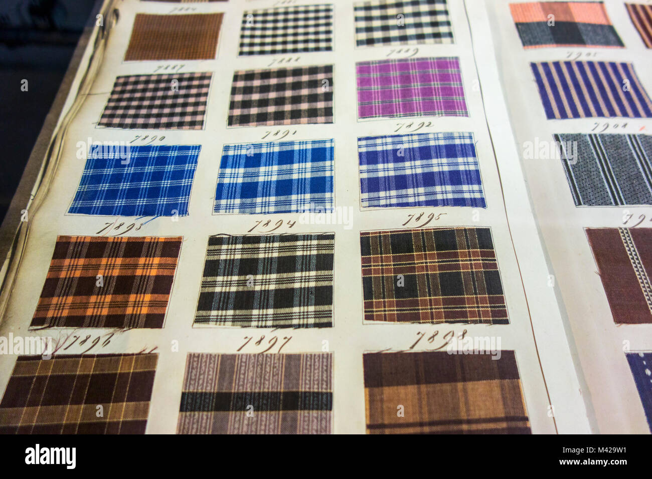 Seite in alten Textil Musterbuch mit kariertem Stoff weben Proben mit verschiedenen Mustern und Farbkombinationen Stockfoto