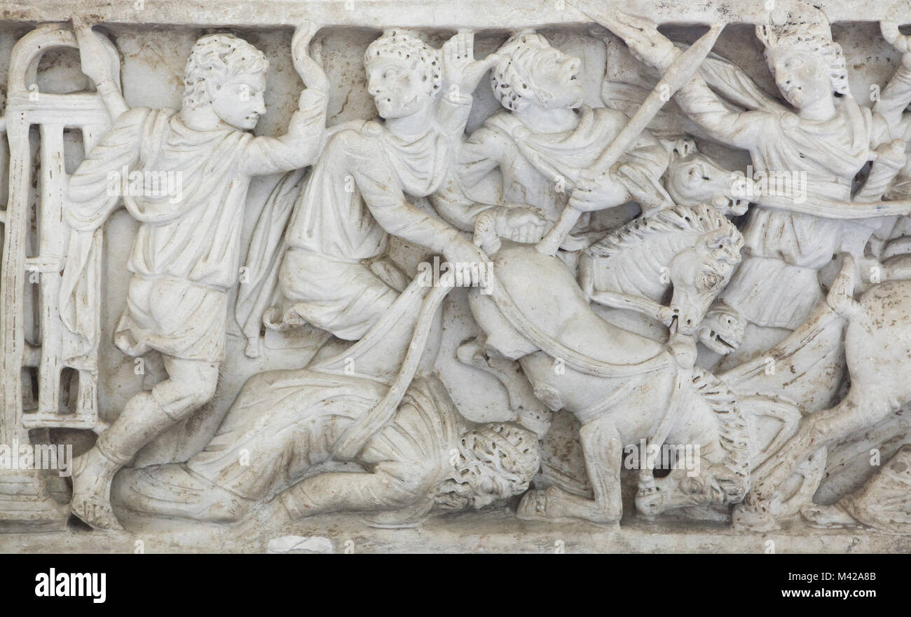 Chariot Rennen des Königs Pelops und Oinomaos. Römischen Sarkophag aus dem 4. Jahrhundert ANZEIGE auf dem Display im Nationalen Archäologischen Museum in Neapel, Kampanien, Italien. Stockfoto