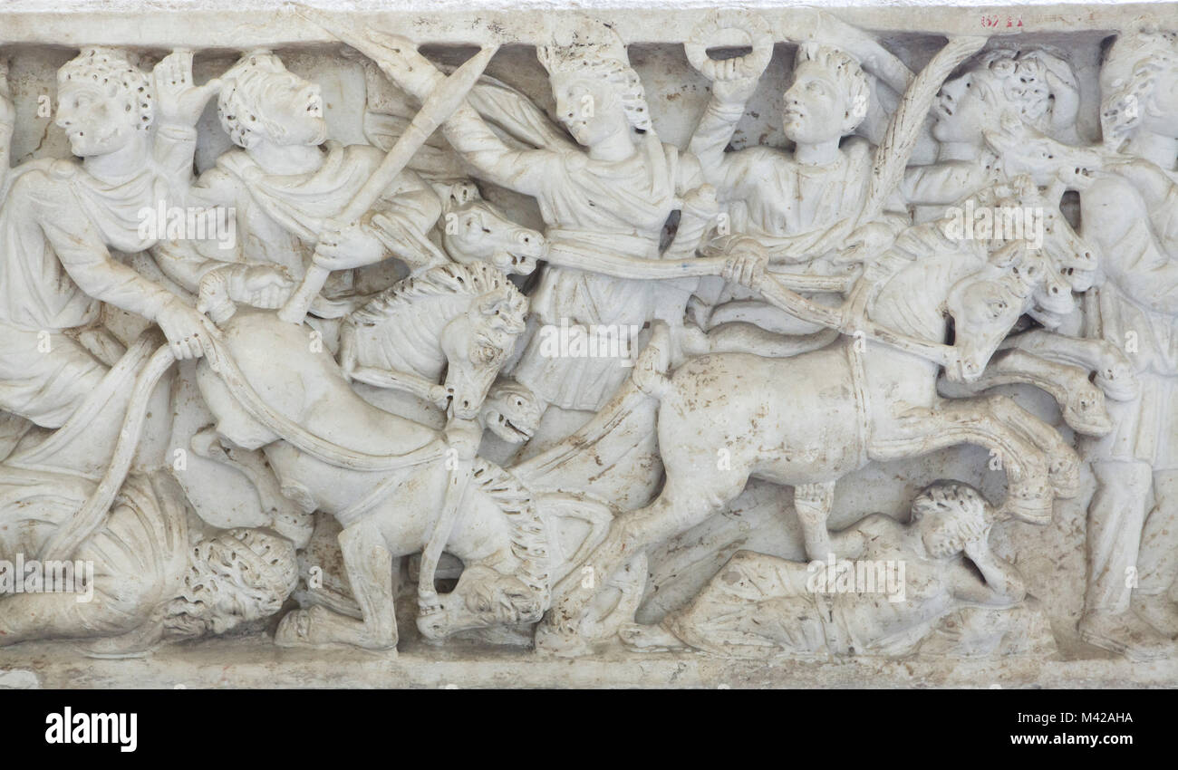Chariot Rennen des Königs Pelops und Oinomaos. Römischen Sarkophag aus dem 4. Jahrhundert ANZEIGE auf dem Display im Nationalen Archäologischen Museum in Neapel, Kampanien, Italien. Stockfoto