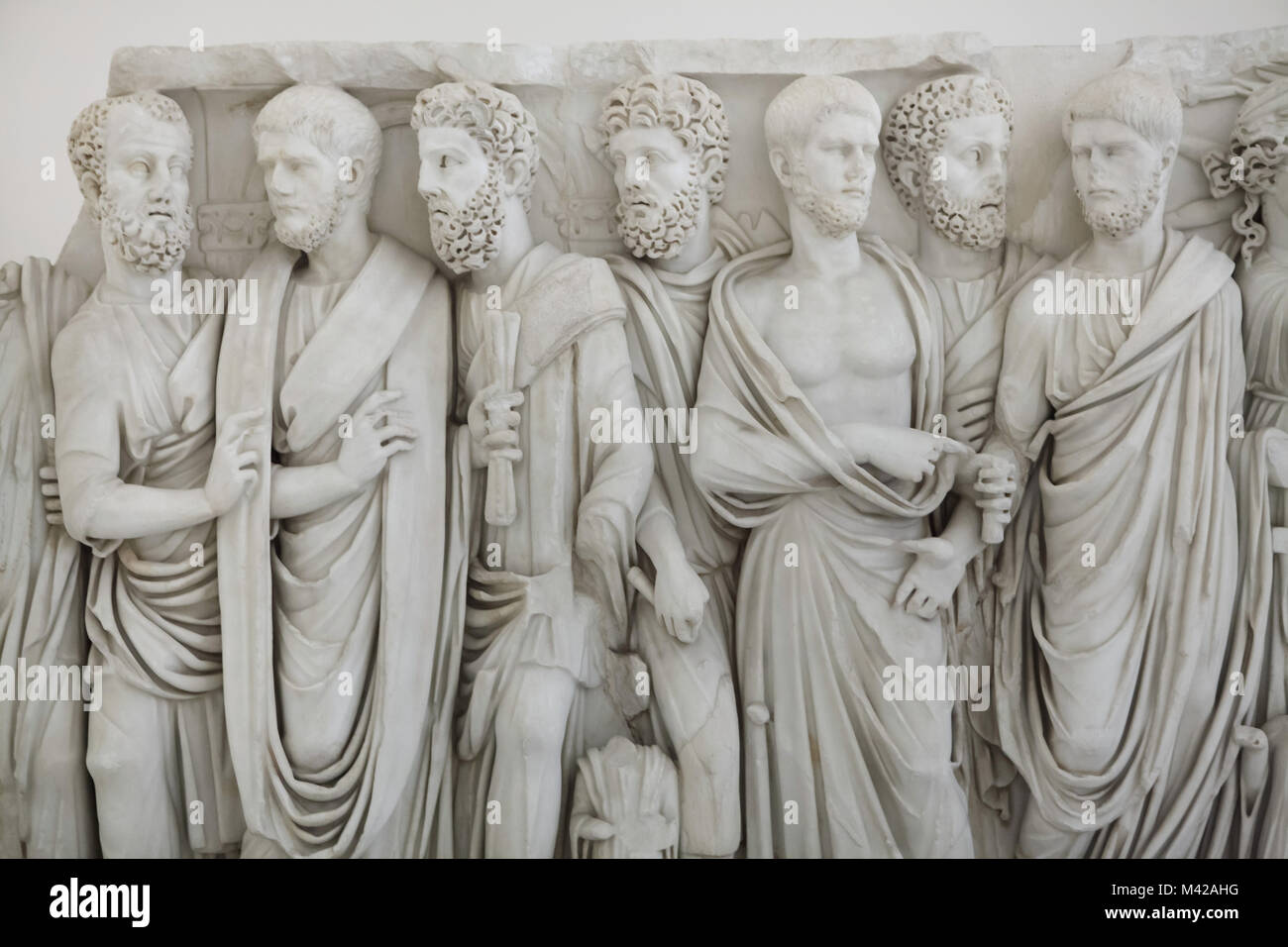 Sarkophag mit Togate Männer, wie der Sarkophag der Brüder bekannt. Römischen Sarkophag aus der Mitte des 3. Jahrhunderts aus der Sammlung Farnese auf Anzeige im Nationalen Archäologischen Museum in Neapel, Kampanien, Italien. Stockfoto