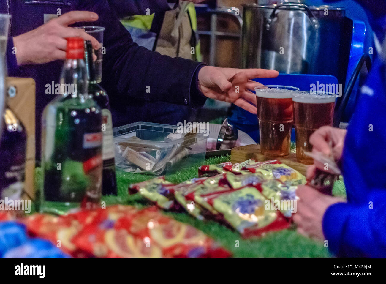 Temporäre bar Set-up in der Straße an einem wassail in Devon, Großbritannien. Jan 2017 Stockfoto