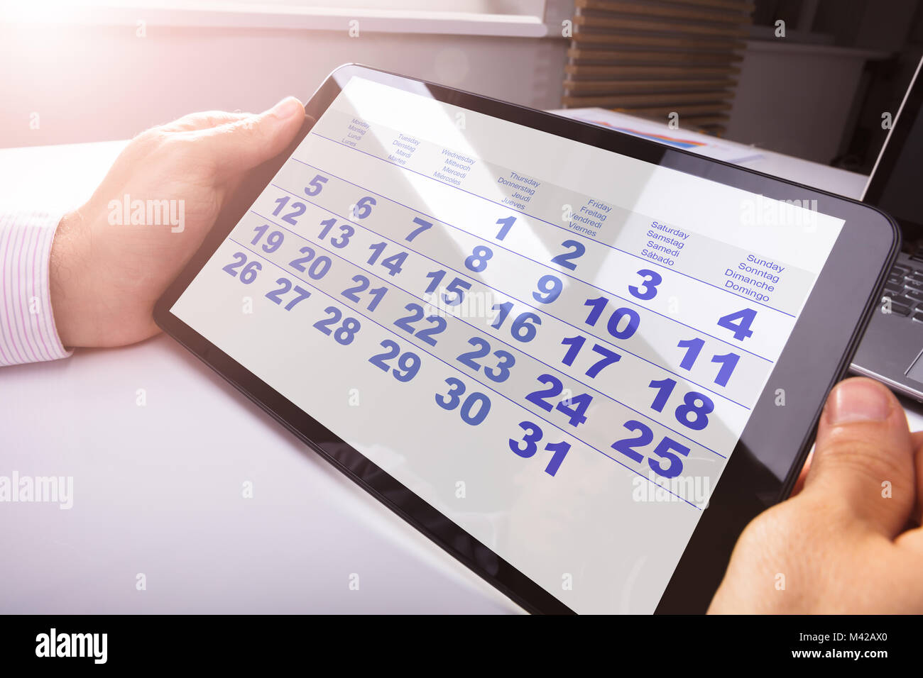 Close-up ein Mann bei der Kalender Suchen auf digitalen Tablet Stockfoto
