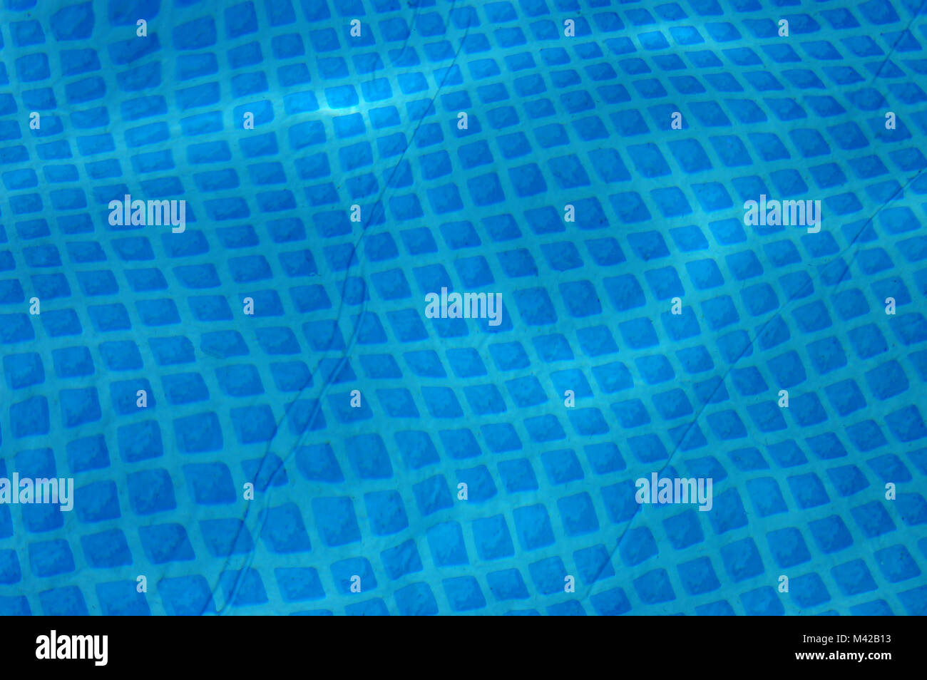 Zerrissene Blauwasser im Schwimmbad Stockfoto