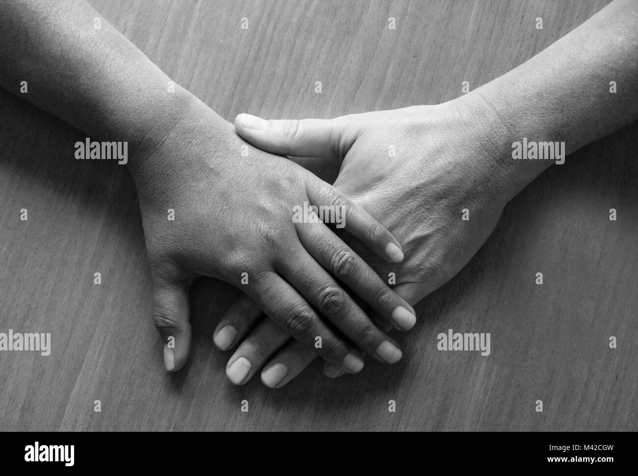 Auf zwei 50 Jahre alte weibliche Hände und Unterarme ontop gelegt, die obere Hand ist der Asiatischen und der unteren Hand ist kaukasisch, bla Stockfoto
