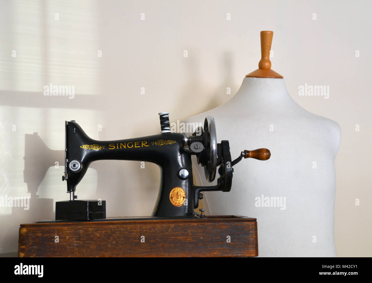 Schneider dummy und Hand, die Nähmaschine. Stockfoto