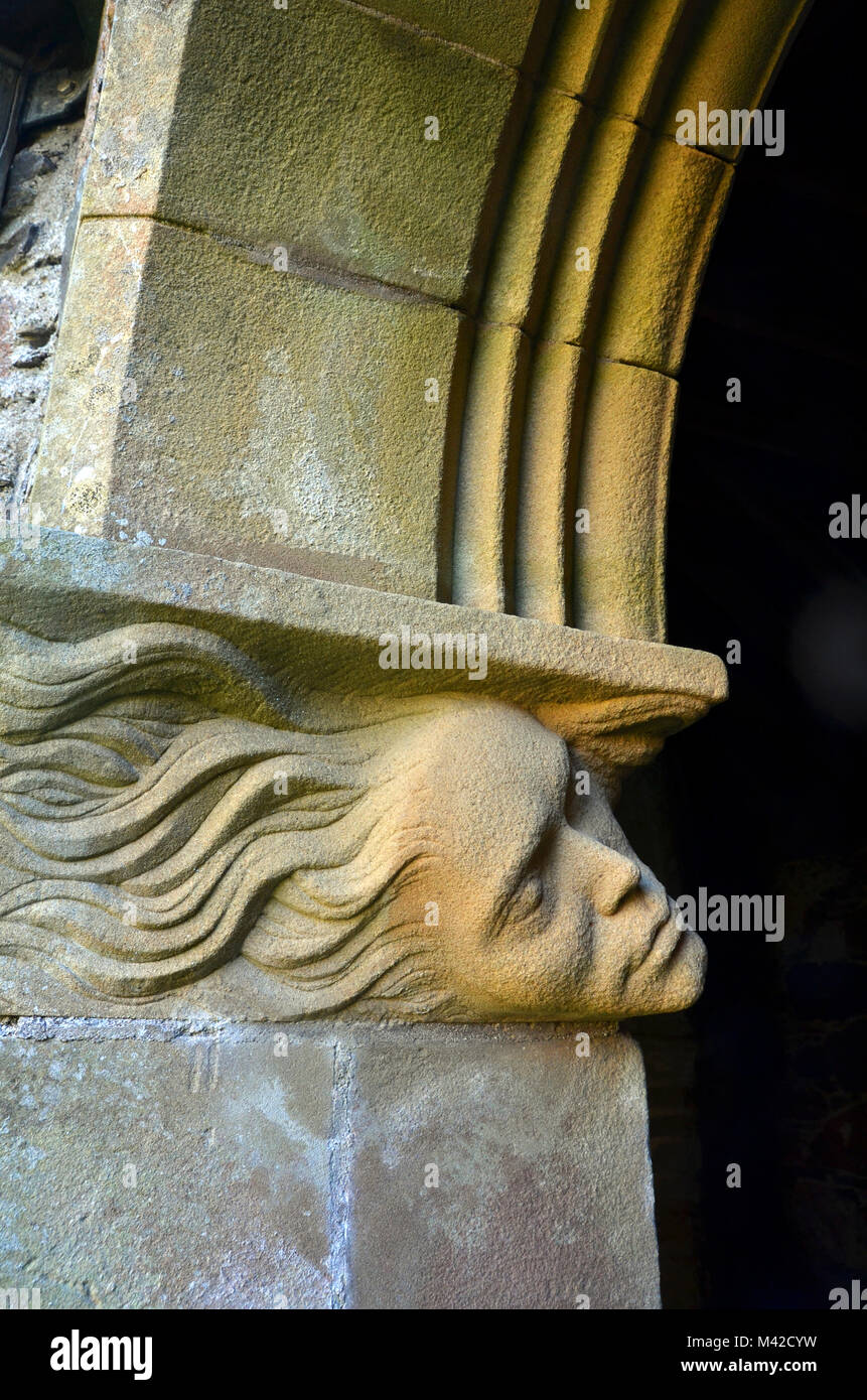 Sand Stein Skulptur eines Gesicht in den Arkaden des Klosters Iona Abbey integriert. Stockfoto