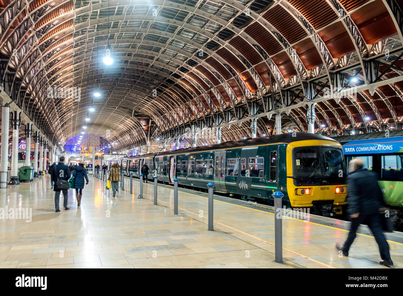 Züge warten auf der Plattform am Paddington Bahnhof in London, Großbritannien Stockfoto