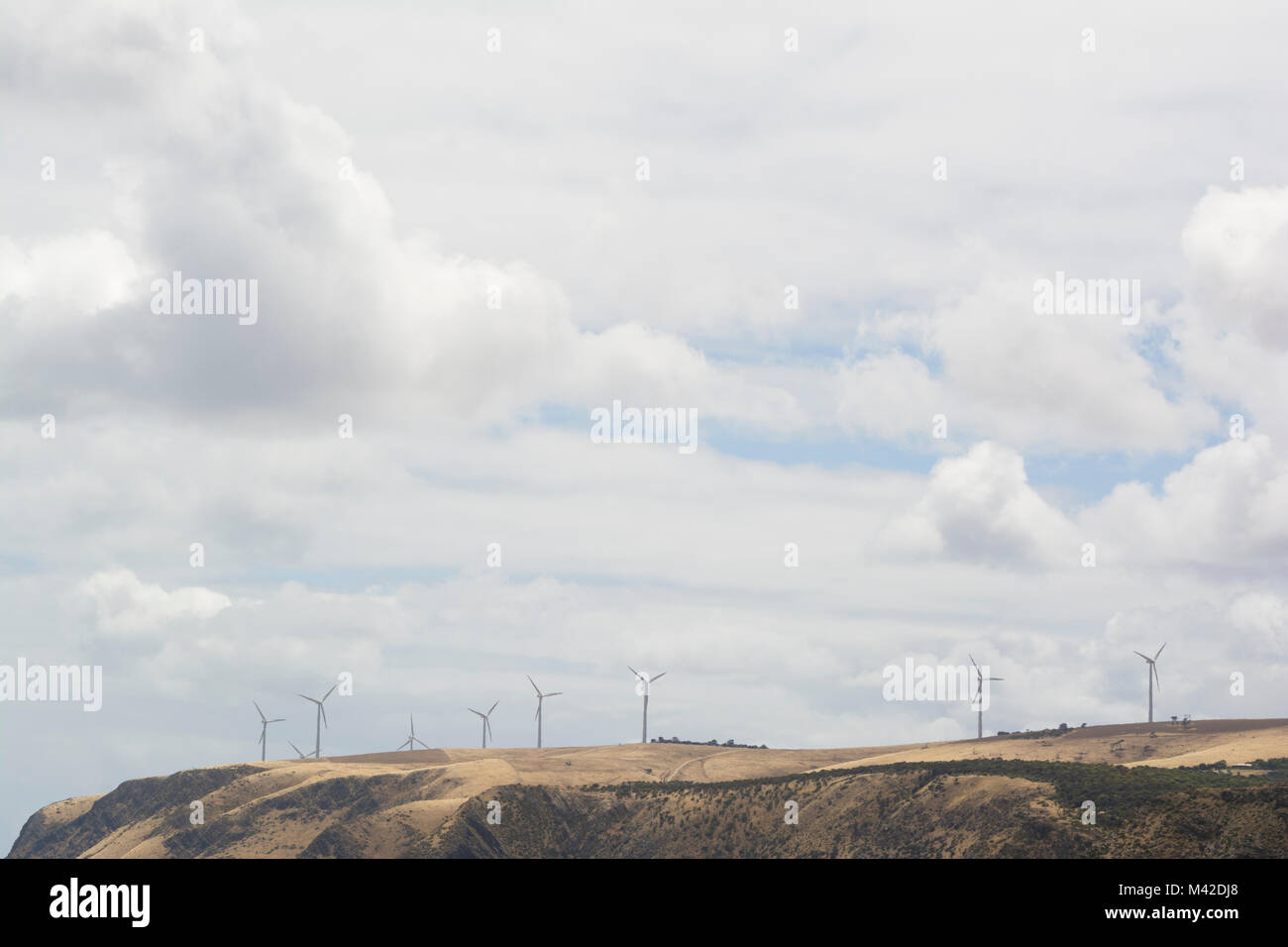 Cape Jervis, South Australia, Australien - 2. Dezember 2017: Mit den Windenergieanlagen zur Stromerzeugung oben auf der Steilküste Stockfoto