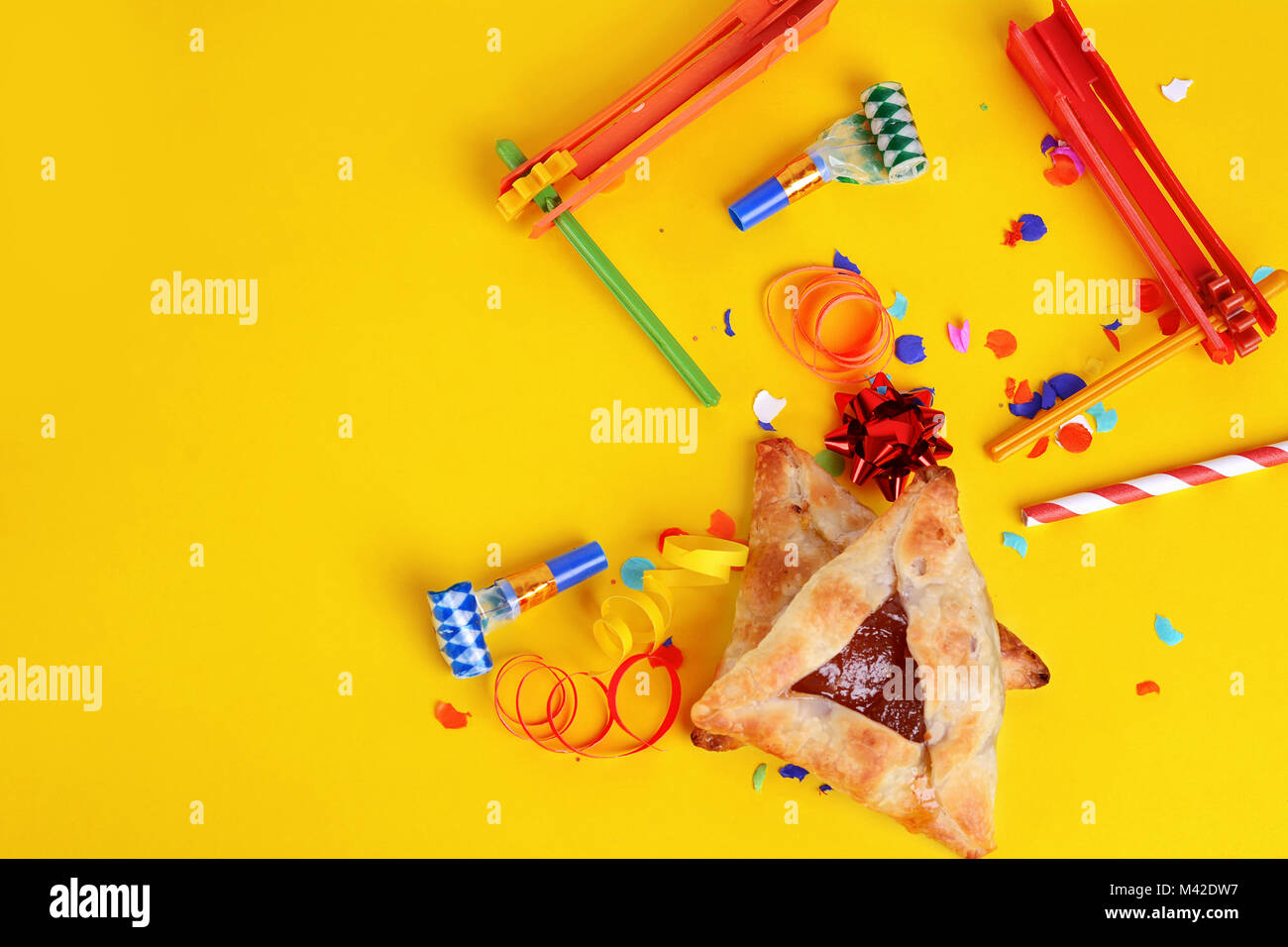 Purim Hintergrund mit party kostüm und hamantaschen Cookies. Stockfoto