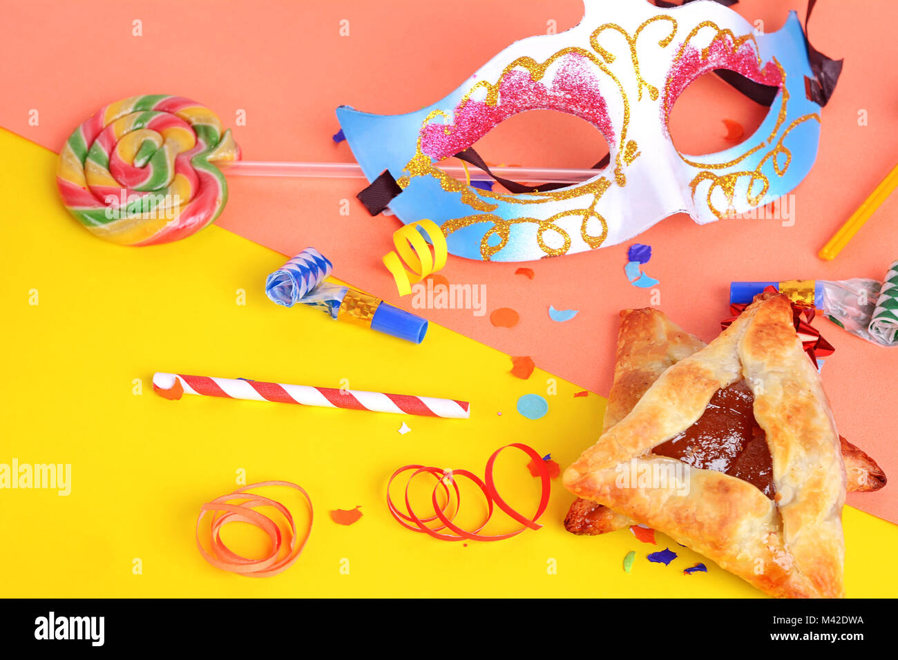 Purim Hintergrund mit Maske, Karneval party kostüm und hamantaschen Cookies. Stockfoto