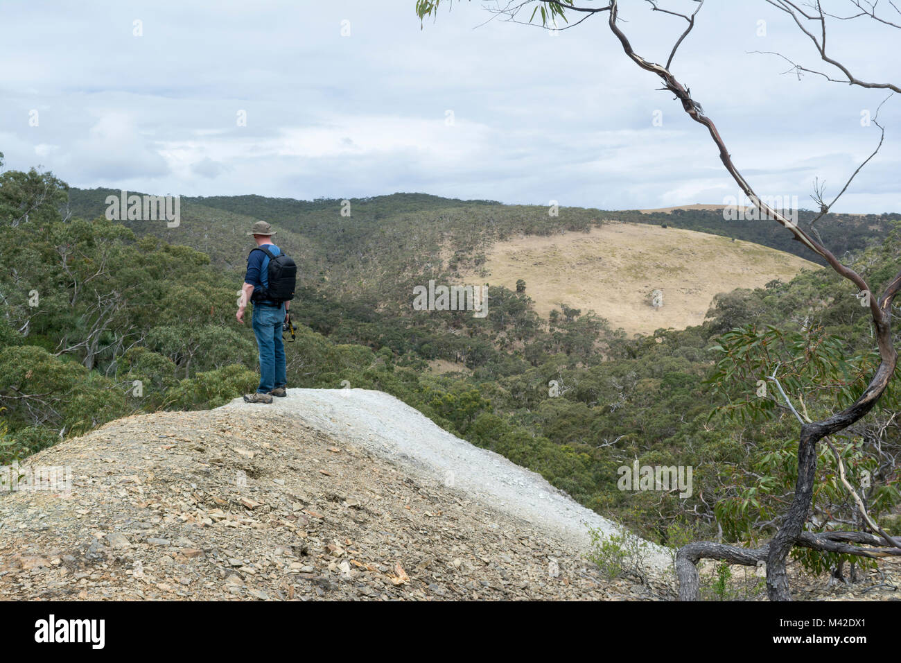 Silverton, South Australia, Australien - Dezember 2, 2017: Männer mittleren Alters touristische stehen am Rand einer Suche innerhalb der Website der Talisker S Stockfoto