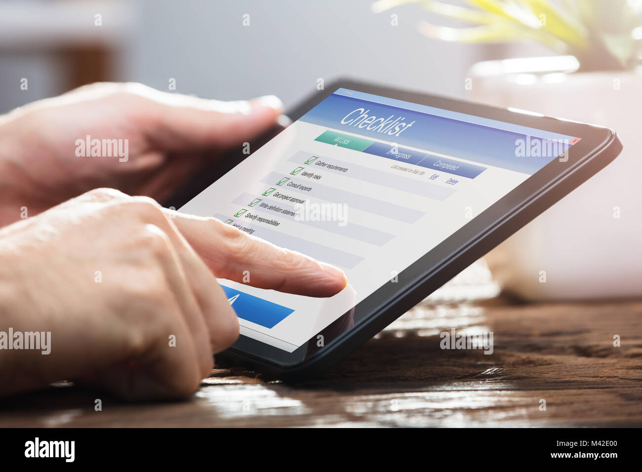 Nahaufnahme der Kaufmann Hand Checkliste ausfüllen Formular auf Digital Tablet Stockfoto