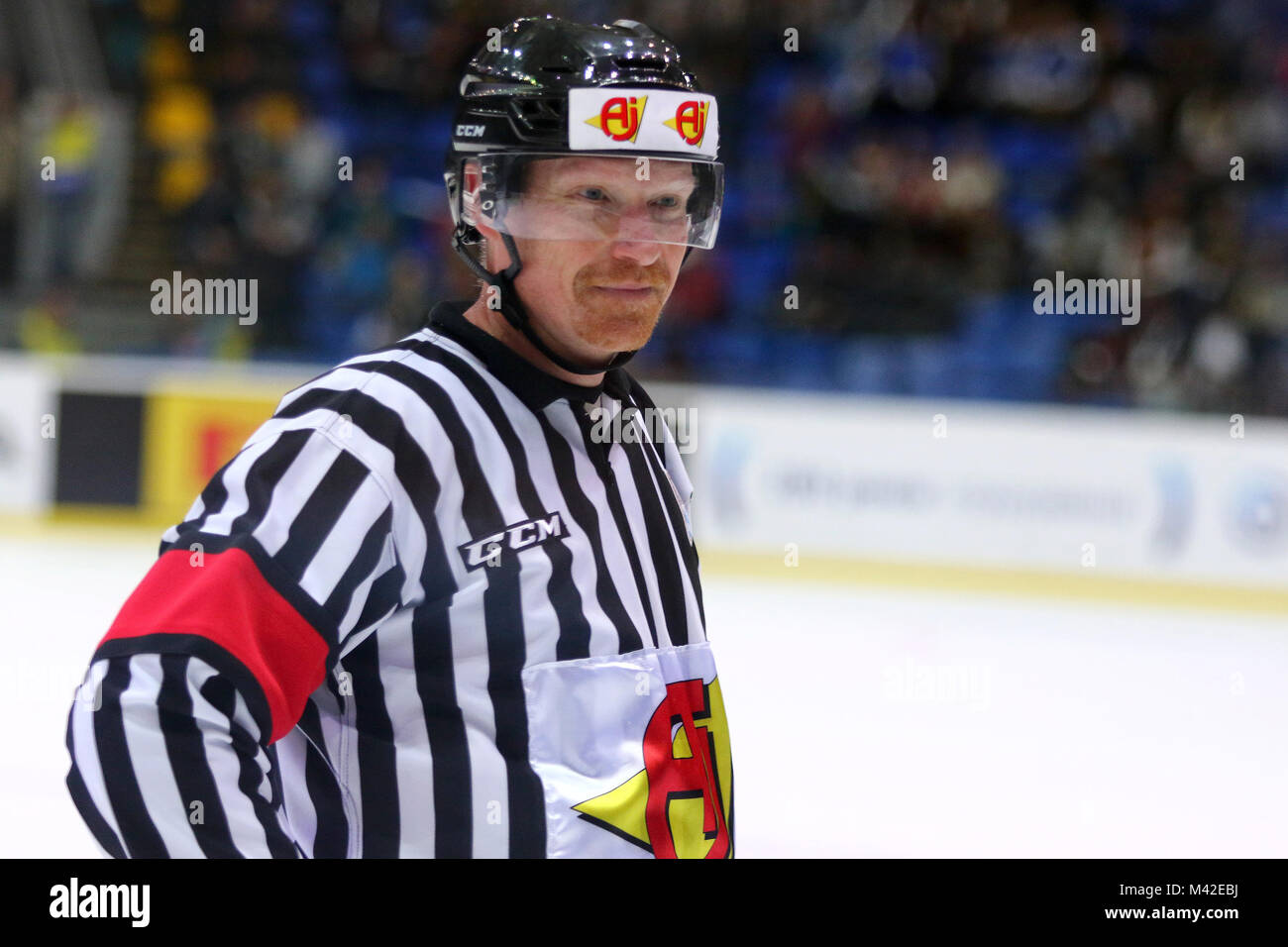 Kiew, Ukraine - 28. APRIL 2017: Schiedsrichter Jakob GRUMSEN sieht während der IIHF Eishockey WM 2017 Division 1 Gruppe A Spiel Ukraine v Südkorea Stockfoto