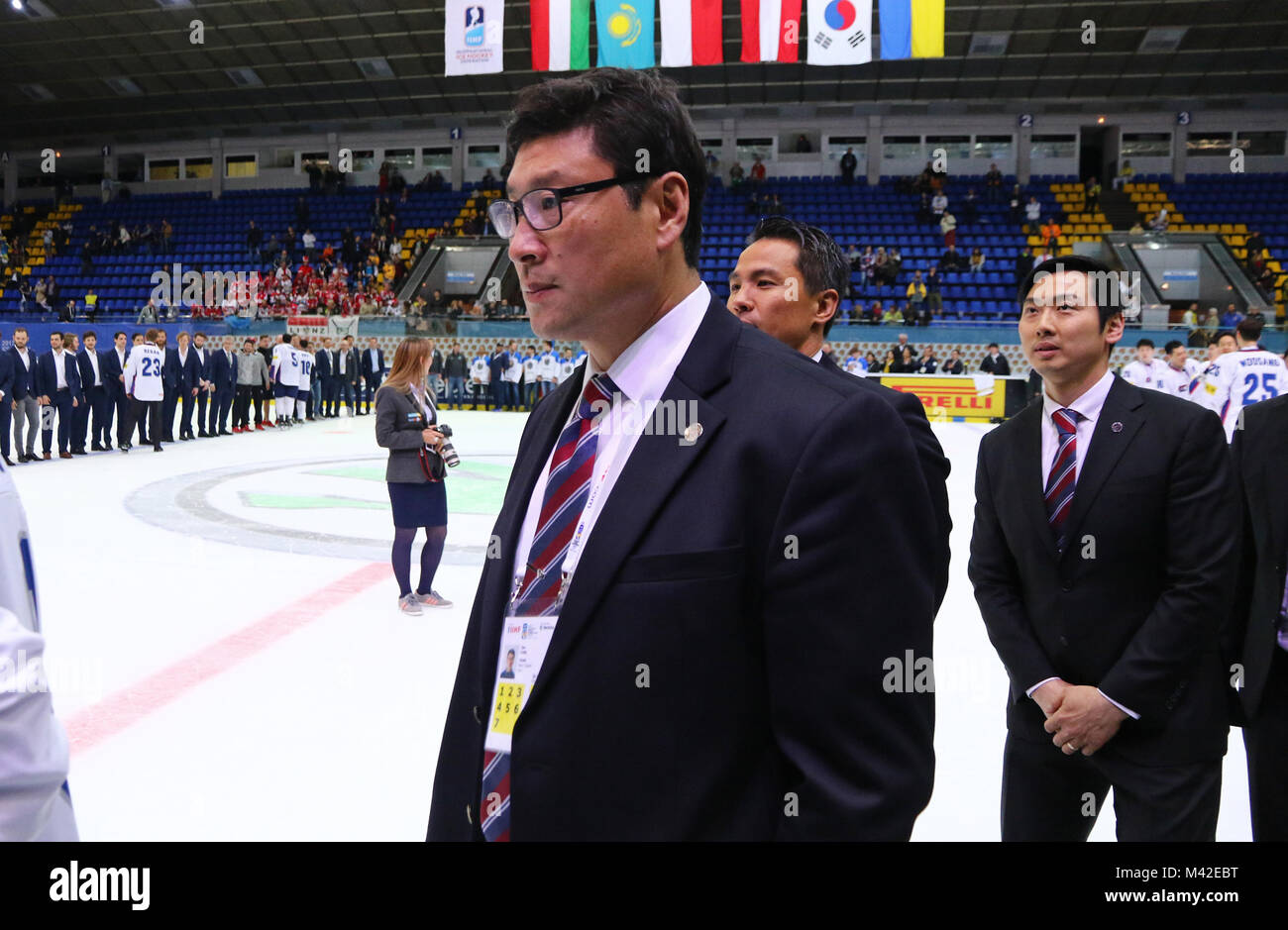 Kiew, Ukraine - 28. APRIL 2017: Trainer von Südkorea team Jim PAEK sieht nach 2017 IIHF Eishockey Weltmeisterschaft Div1-Gruppe ein Spiel agai Stockfoto