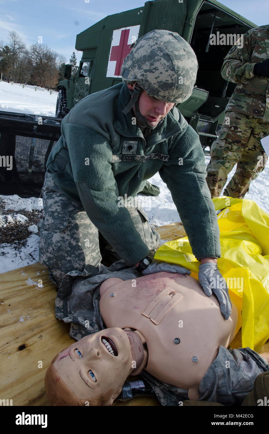 FORT MCCOY, Wis-US Army Reserve SPC. Jonathan Hessel, Sanitäter, Task Force Triade, Betrieb Cold Steel II, prüft die Atmung eines Patienten im Notfall Simulator während einer medizinischen Evakuierung Probe am Fort McCoy, Wis., Feb 8, 2018. Betrieb Cold Steel ist der US-Armee finden Crew - Serviert Waffen Qualifizierung und Validierung ausüben, um sicherzustellen, dass America's Army Reserve Einheiten und Soldaten ausgebildet sind und bereit, auf kurze bereitstellen - Bekanntmachung als Teil bereit, Kraft X und überall in der Welt bekämpfen - bereit und tödlichen Feuerkraft zur Unterstützung der Armee und unsere gemeinsamen Partner bringen. (U.S. Armee finden Stockfoto